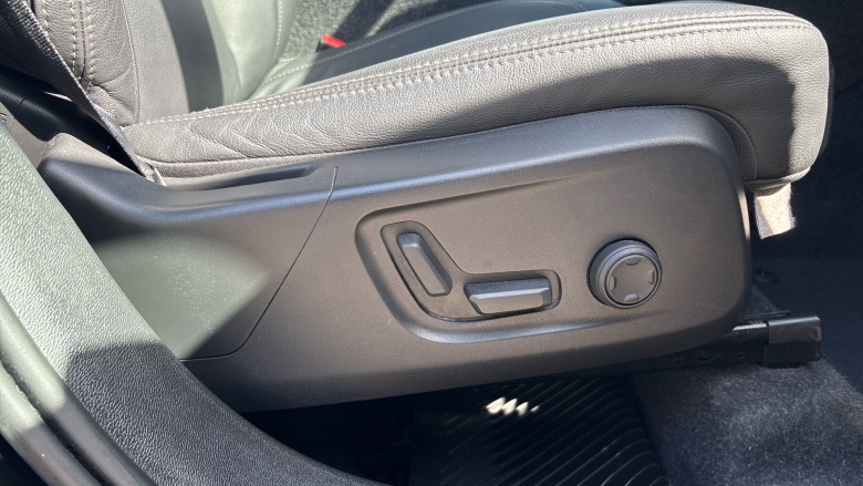 Volvo XC40 2.0 B4P Ultra Dark 5dr Auto Petrol Estate